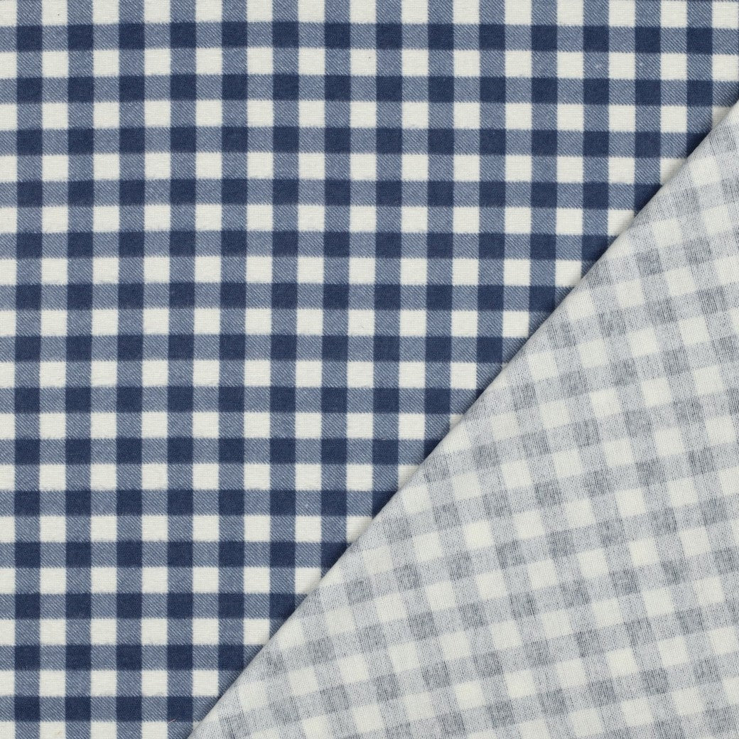 Detailansicht des Flanells mit blau-weißem Vichykaro
