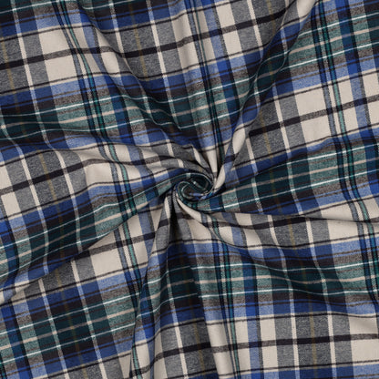 Detailansicht des Flanells mit cremefarbenem und blauem Karomuster