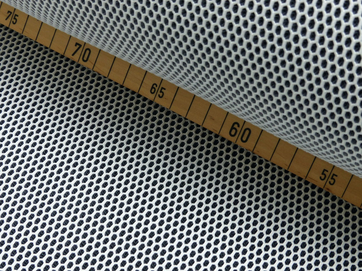 Nahaufnahme der dreidimensionalen Netzstruktur in Weiß