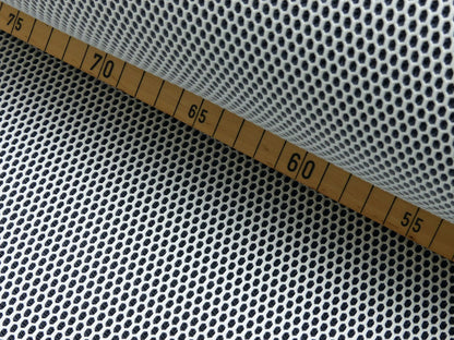 Nahaufnahme der dreidimensionalen Netzstruktur in Weiß