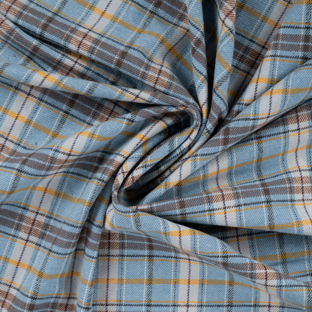 Detailansicht des Flanells mit hellblauem und braunem Karomuster