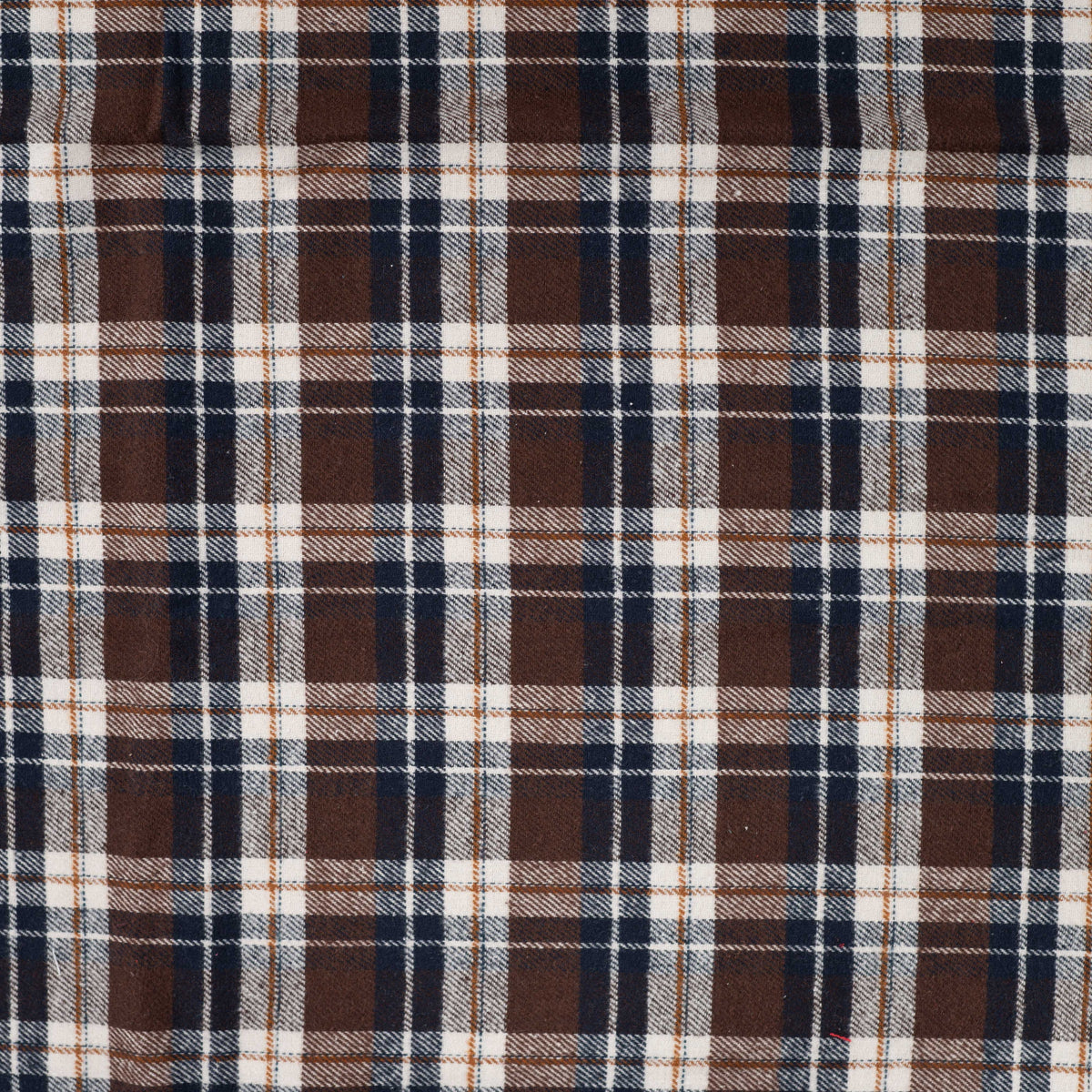 Detailansicht des Flanells mit braunem und dunkelblauem Karomuster