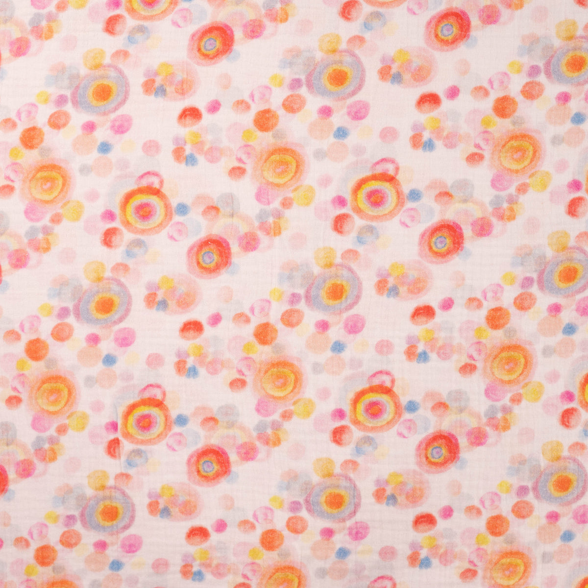Detailaufnahme von Musselin mit Aquarellkreisen