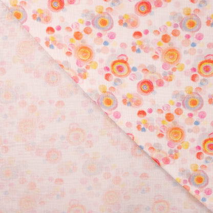 Detailaufnahme von Musselin mit Aquarellkreisen