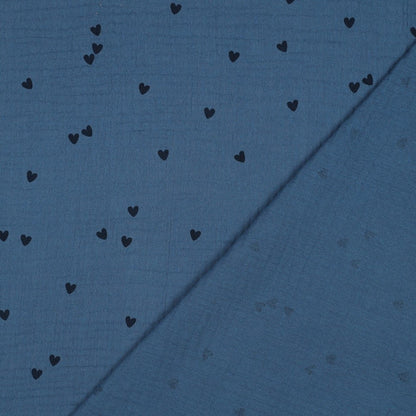 Detailaufnahme von Musselin in Marine mit kleinen Herzen