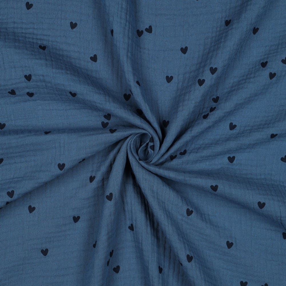 Detailaufnahme von Musselin in Marine mit kleinen Herzen