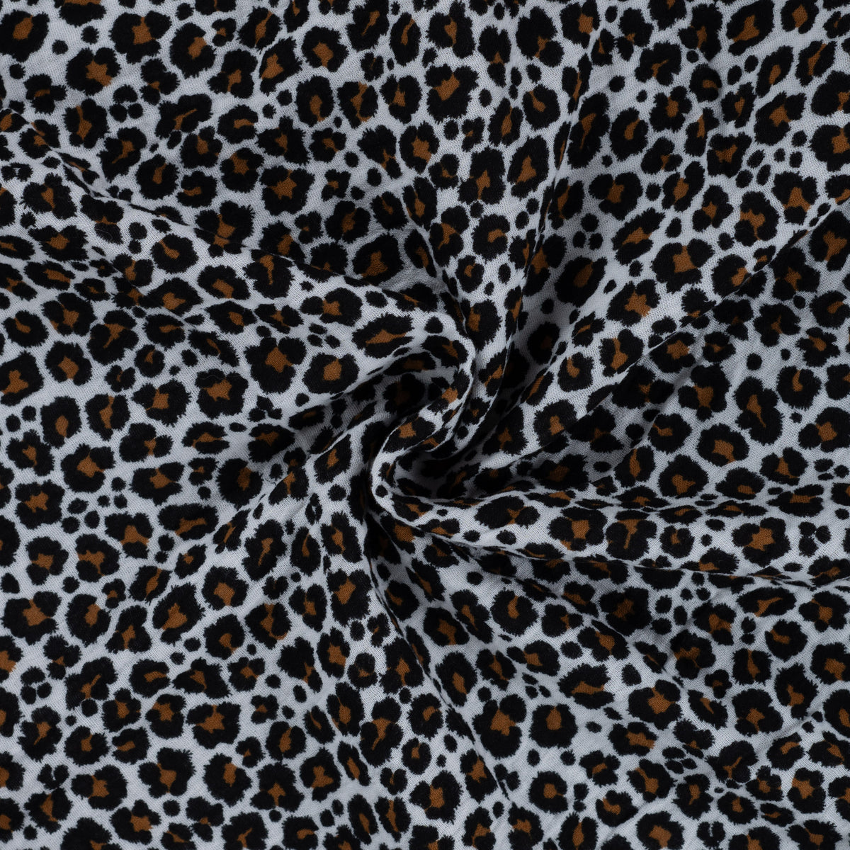 Detailaufnahme des Leopardenmusters auf hellem Musselin