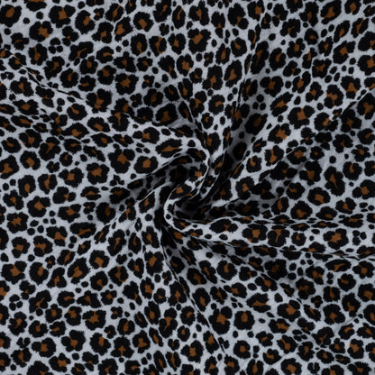 Detailaufnahme des Leopardenmusters auf hellem Musselin