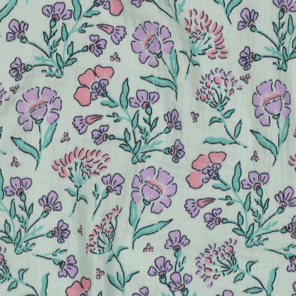 Detailaufnahme des Musselins mit zarten Wiesenblumen in Rosa, Flieder und Mintgrün auf mintfarbenem Untergrund