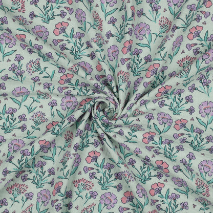 Musselin in mint mit zarten Wiesenblumen aus 100% Baumwolle als Double Gauze Meterware