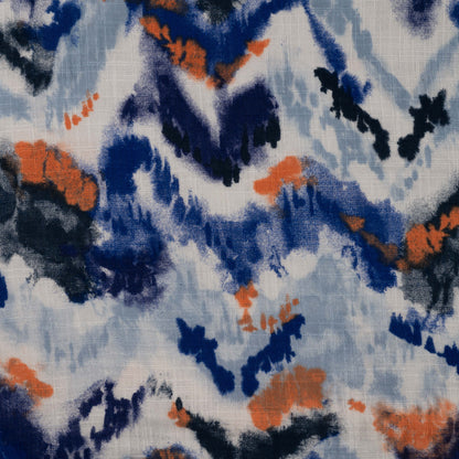 Detailaufnahme des Slub Musselins mit Aquarellmuster in Blau- und Rosttönen sowie charakteristischer Slub-Struktur