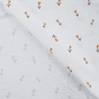 Detailaufnahme von Musselin mit kleinen Tulpen auf offwhitefarbenem Grund